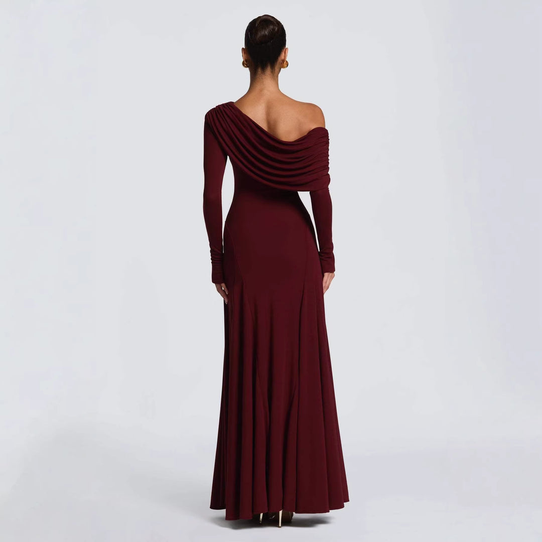 Kvinnens elegante langermede maxi-kjole med asymmetrisk draperingsdetalj