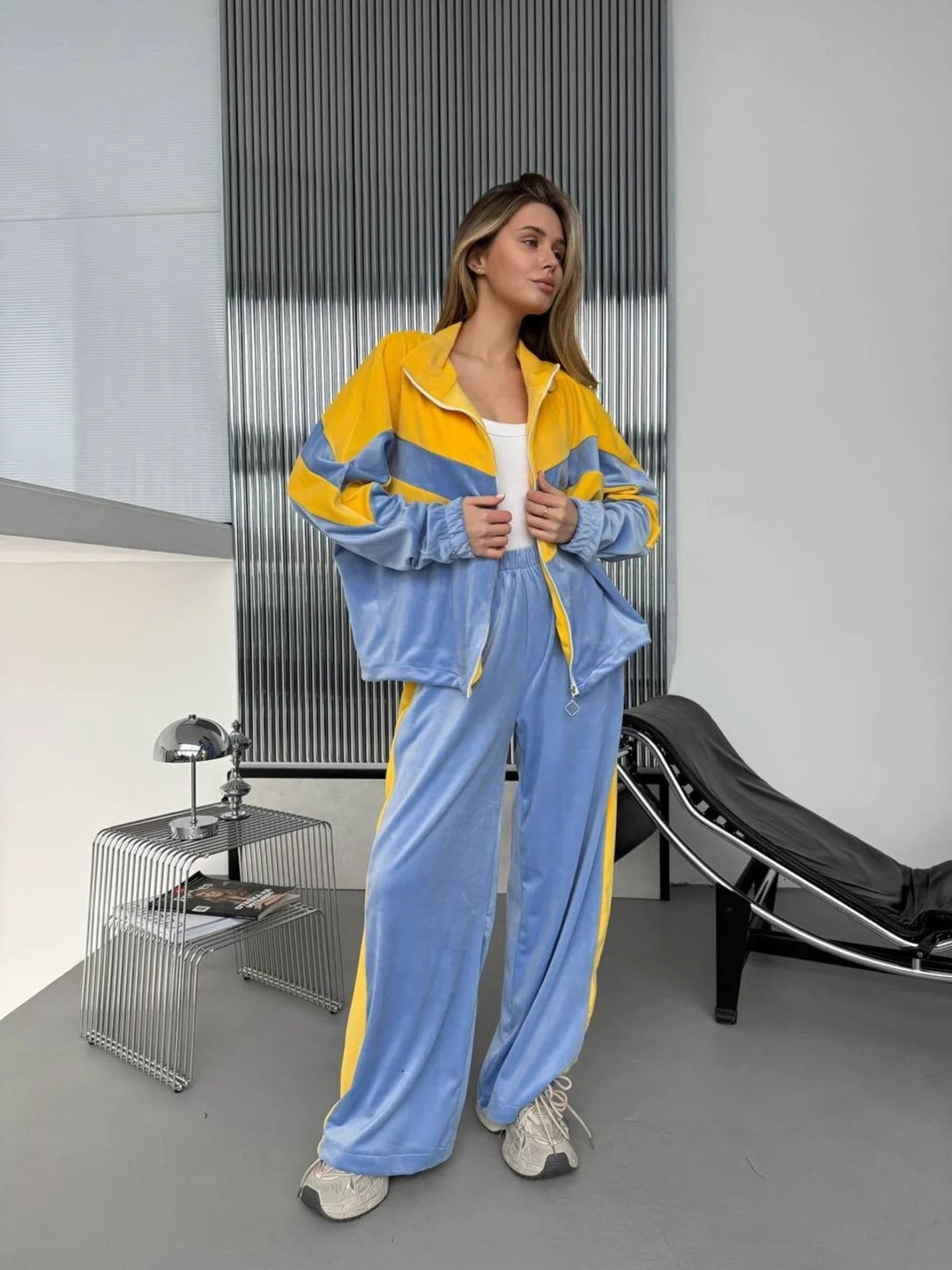 Dames sportieve fleece sweatshirt en joggingsbroek set met hoge staande kraag en contrasterende strepen Skjora