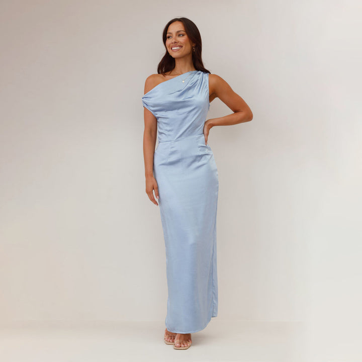 Kvinnens elegante maxikjole med asymmetrisk snitt og dekorativ drapert design