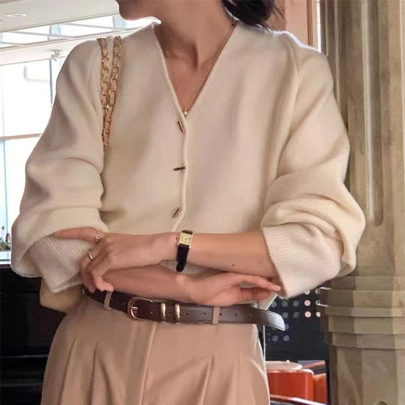 Dame cardigan med dyp V-hals og elegante knapper Skjora