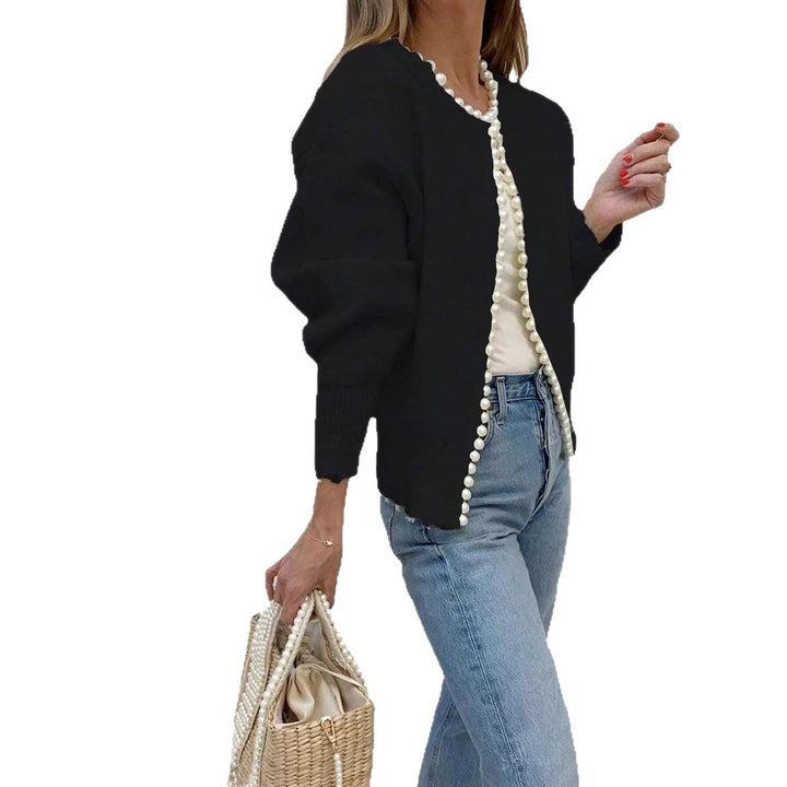 Kvinnes elegant cardigan med perle-dekorert knapdetailjer og moderne snitt Skjora