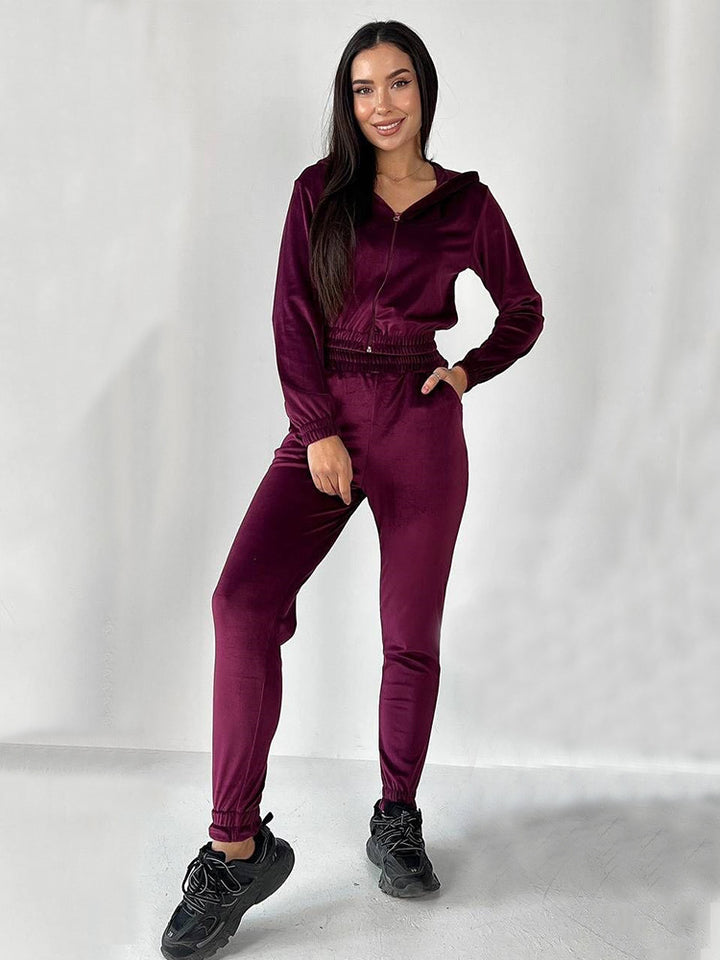 Kvinner's Velour Joggedrakt med Fasjonabel Kuttet Design og Praktisk Glidelås Skjora