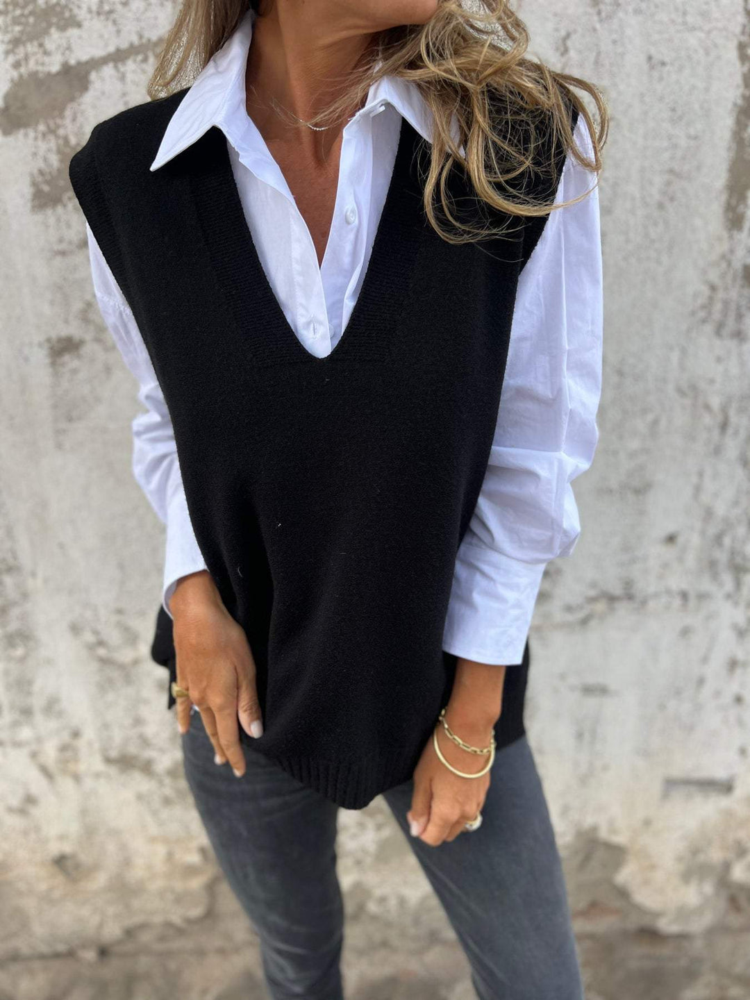 Damer elegant strikket vest med V-hals og fine ribbedetaljer Skjora