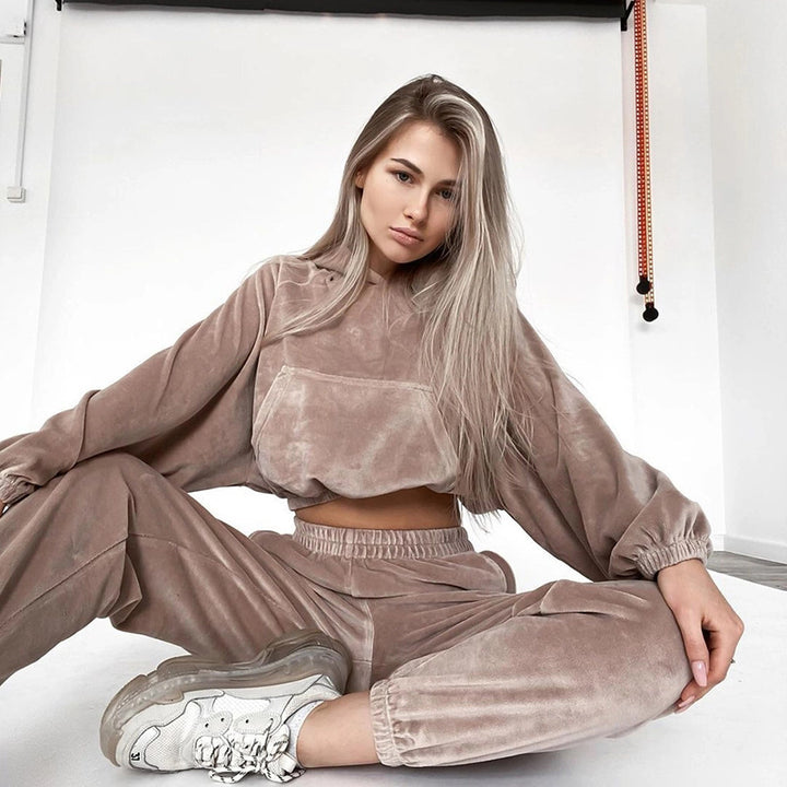 Kvinne loungewear sett laget av myk velour med cropped hettegenser og elastiske bukser Skjora