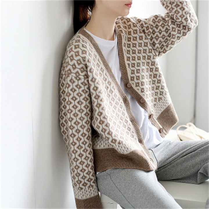 Kvinne elegant cardigan med geometrisk mønster og knappdetaljer Skjora