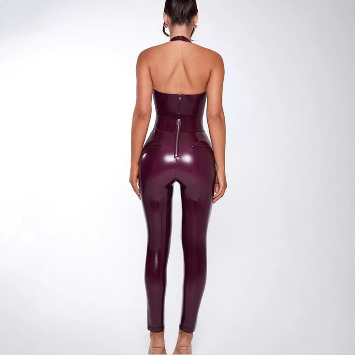 Kvinne kroppsnær jumpsuit laget av glanset materiale med dyp V-hals og slim fit
