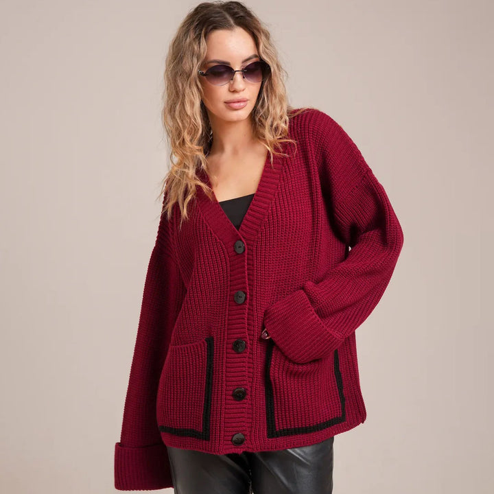 Kvinnens chunky strikket cardigan med praktiske lapp-lommer og elegant knappelukking Skjora