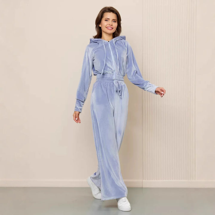 Kvinnes fashionable velour loungewear sett med cropped jakke og vide bukser Skjora