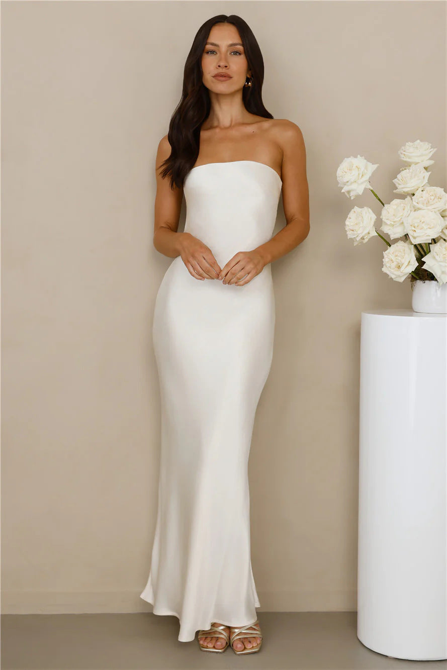 Kvinnenes elegante av-shoulder maxi kjole laget av satinlignende materiale