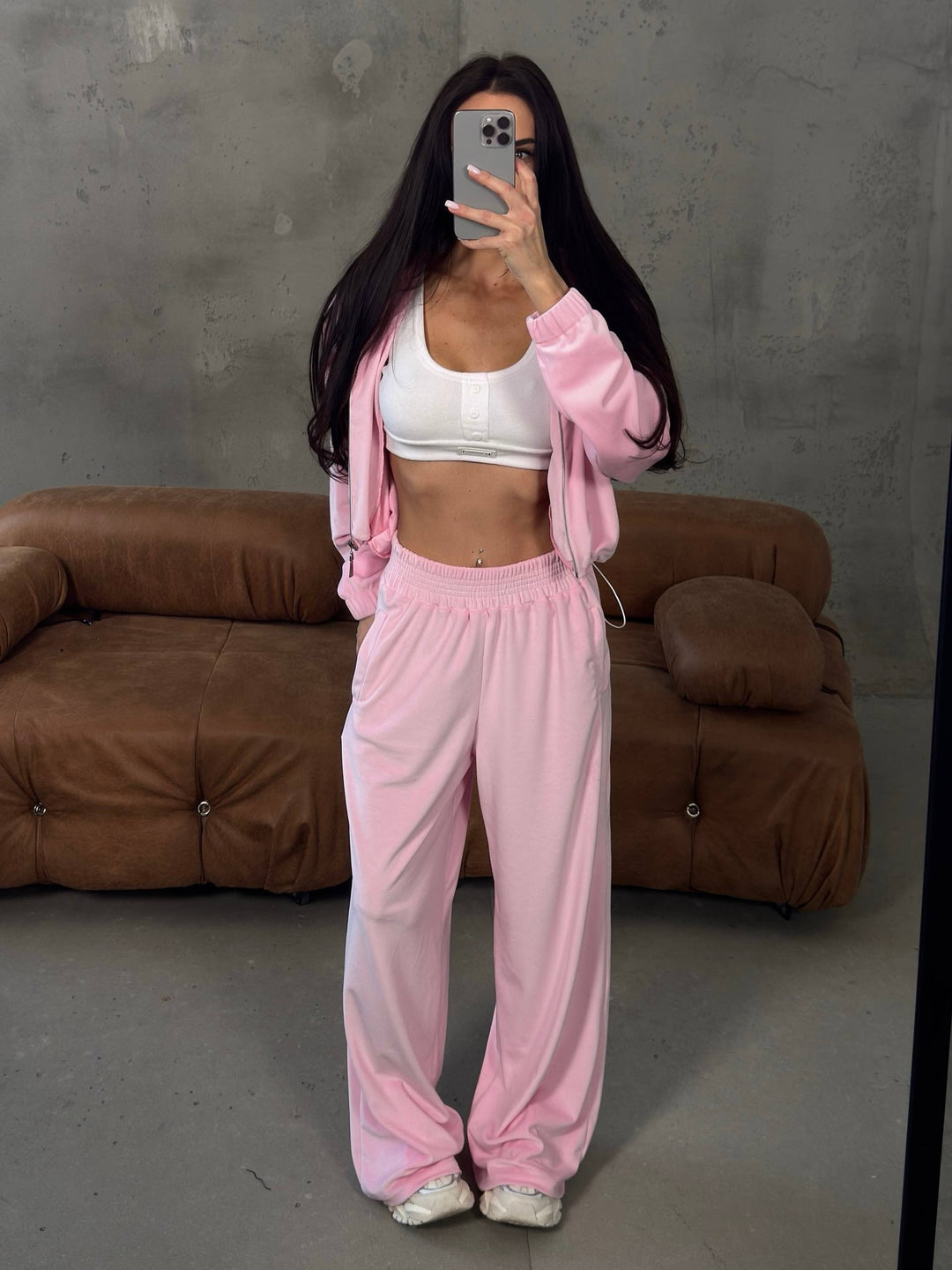 Damer casual velour loungewear-drakt med croppet topp og bred passform Skjora