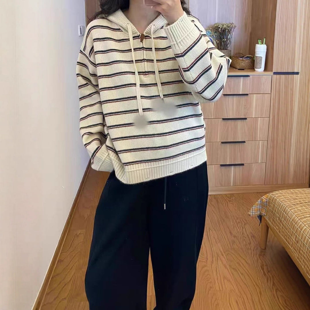 Kvinnens fashionable hettegenser med teksturert stripemønster Skjora