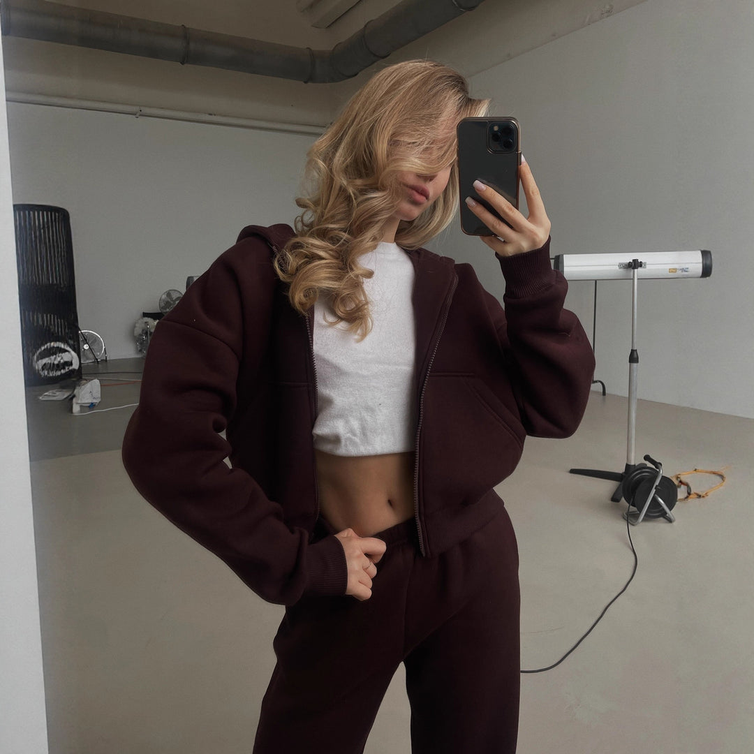 Kvinnenes sporty crop-set med hettegenser og elastiske bukser Skjora