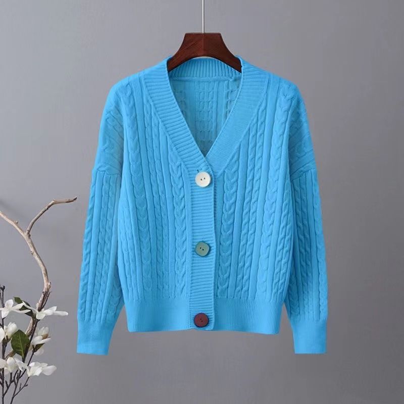 Kvinnes chunky strikket cardigan med V-hals og dekorative knapper Skjora