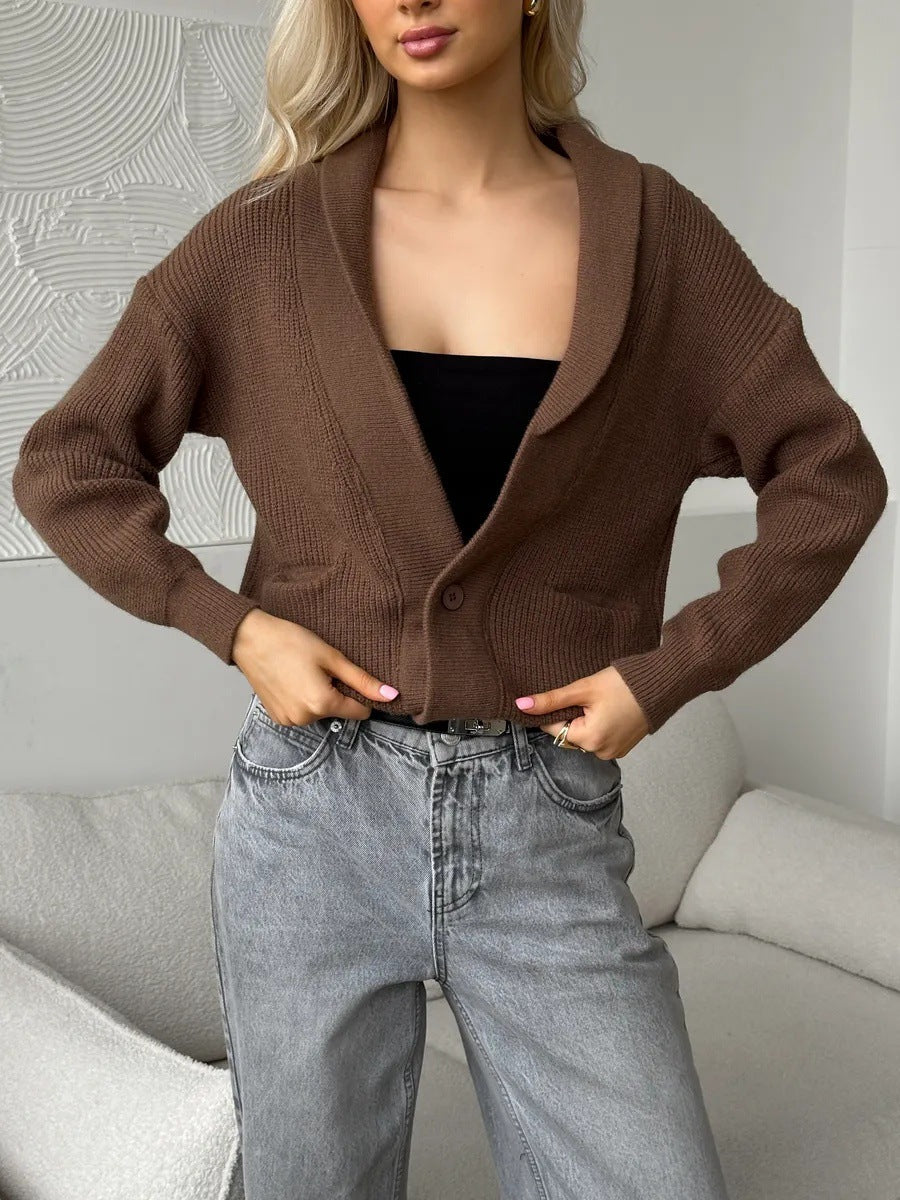 Kvinne cardigan med sjal krage og knapp detalj Skjora