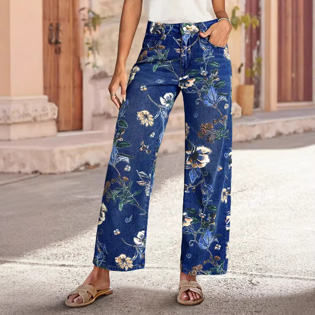 Kvinne vid skjæring jeans med blomstermønster og høy midje