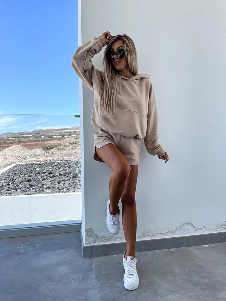 Kvinnelig komfortabel hettegenser og korte shorts i minimalistisk design Skjora