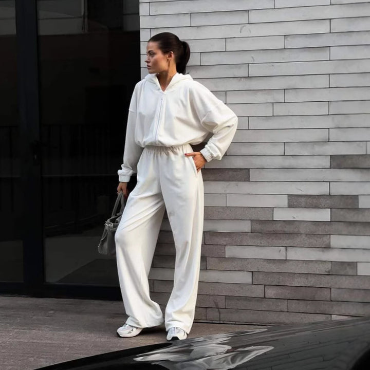 Kvinnenes koselige fleece jumpsuit med hette og praktiske lommer Skjora