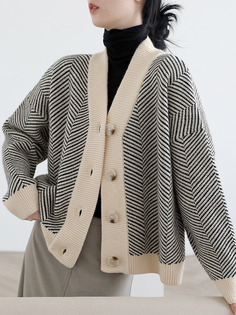 Damer moteriktig cardigan med sikksakkmønster og elegante knapper Skjora