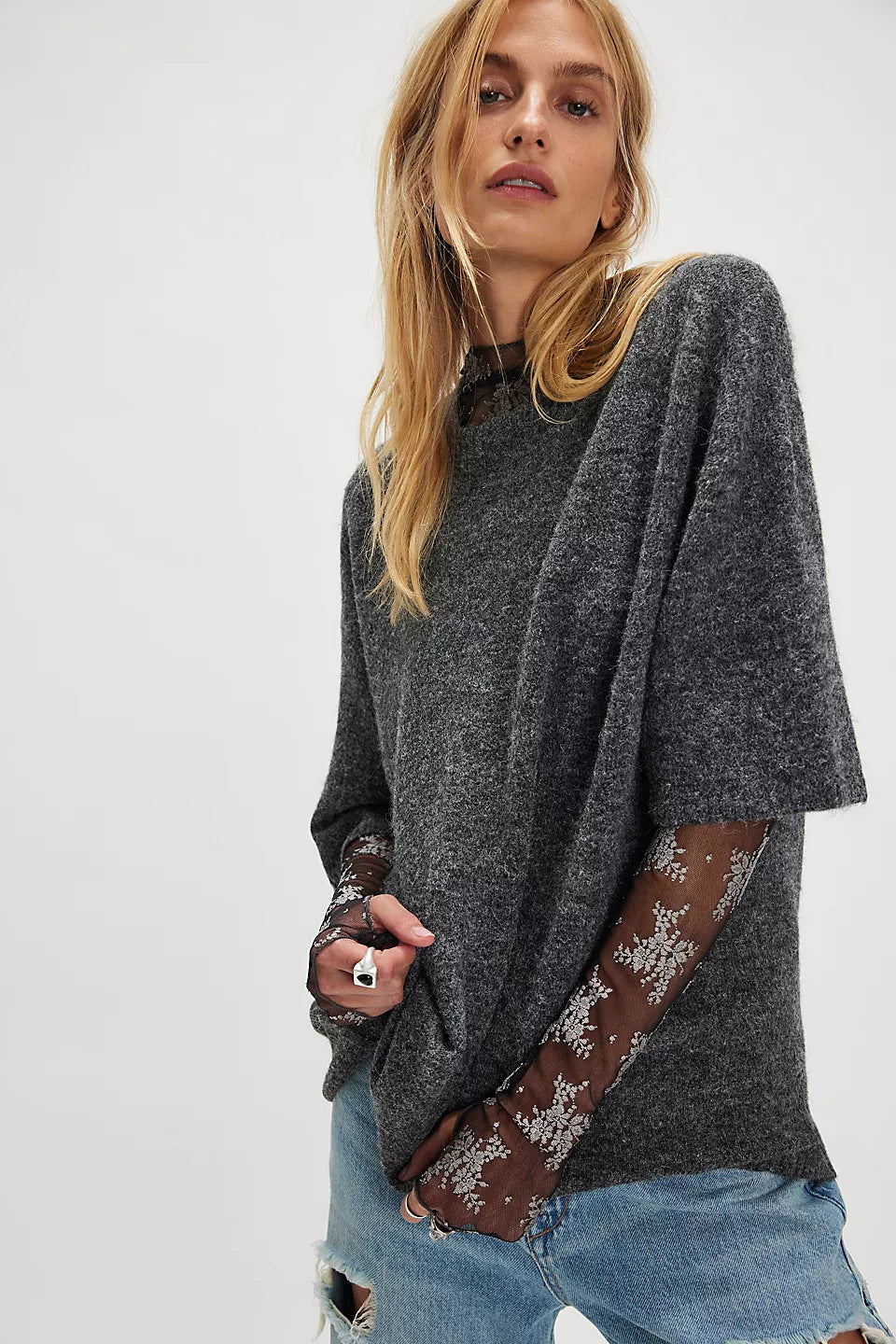 Dames Oversized Trui met Elegante Netmouwen en Delicaat Borduursel Patroon Skjora