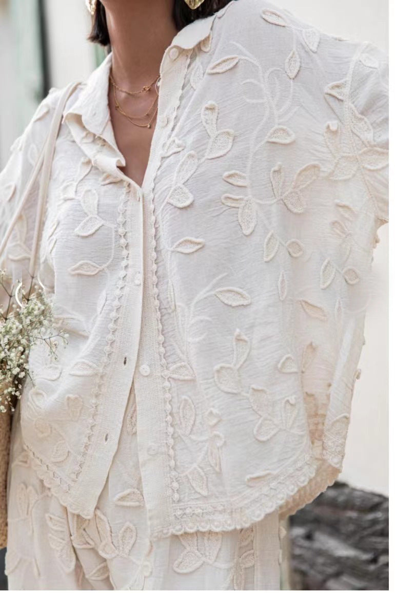 Damebluse med fin broderi og luftig passform Skjora