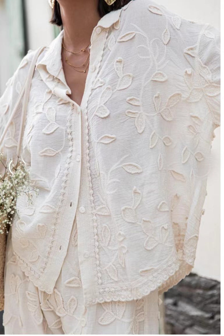 Damebluse med fin broderi og luftig passform Skjora