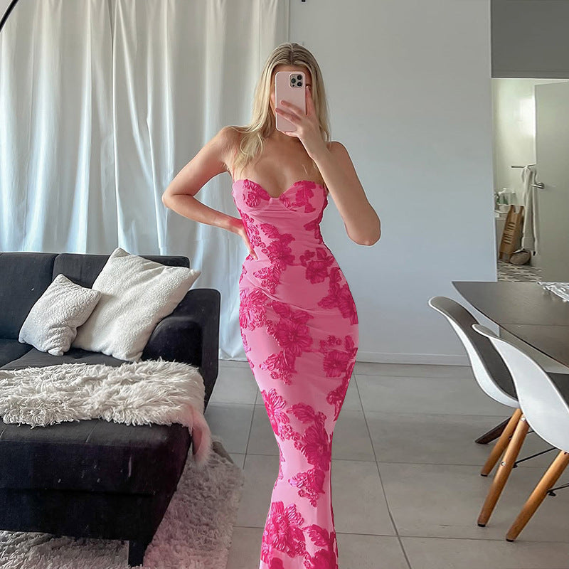 Kvinnens maxikjole med blomstret blondeakenter og elegant snitt