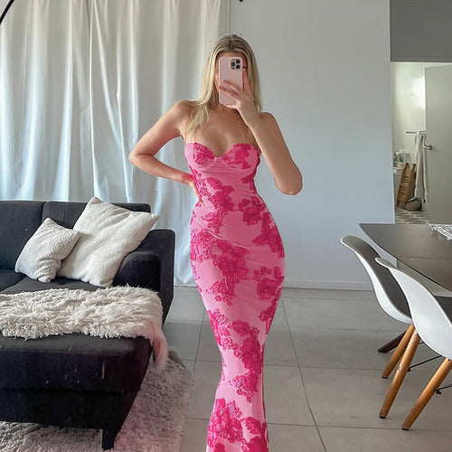 Kvinnens maxikjole med blomstret blondeakenter og elegant snitt