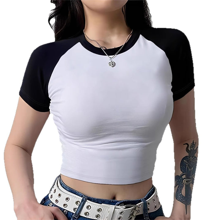 Dame Crop-T-skjorte med moderne raglan-snitt og figurtilpasset design Skjora