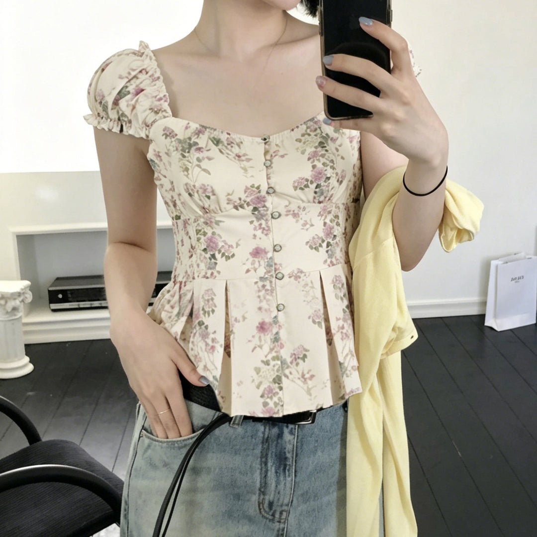 Damebluse med blomsterdesign og volanger