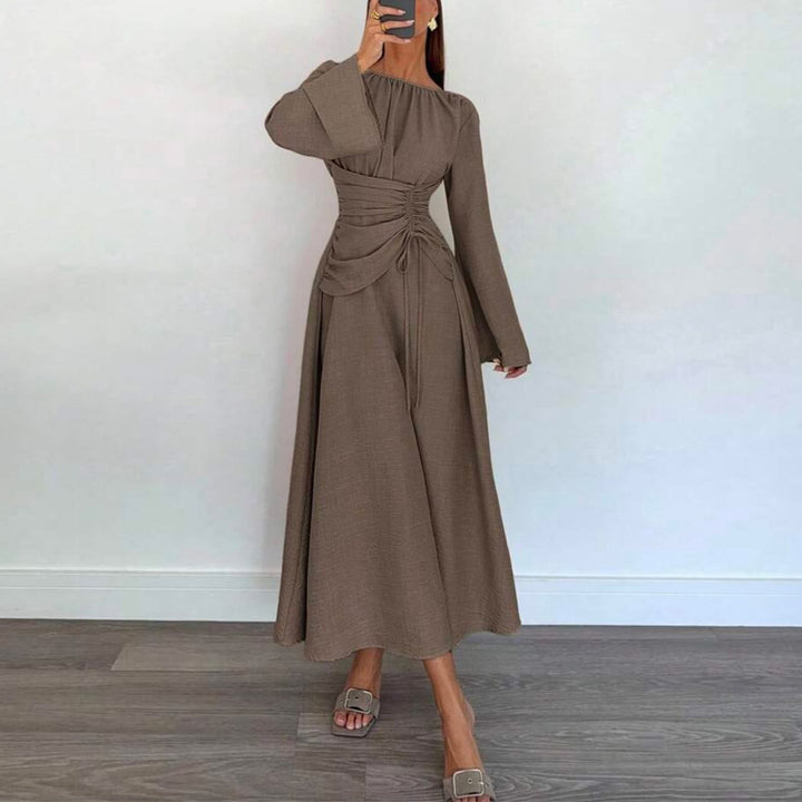 Kvinnes Elegant Maxi Kjole med Side Volang og Sofistikert Drapering