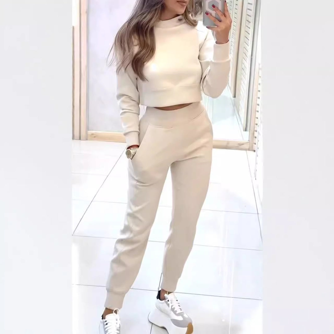 Kvinnens sporty loungewear-sett med moderne crop top og elastiske bukser Skjora