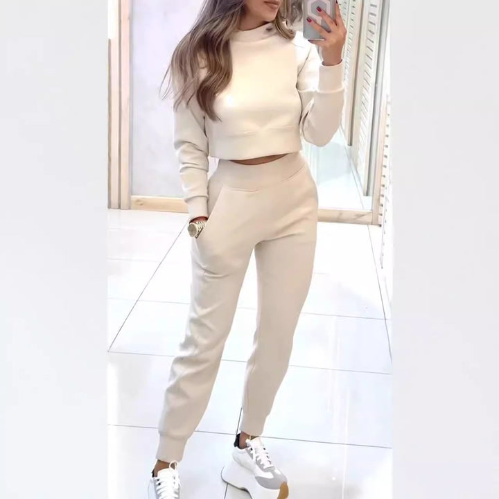 Kvinnens sporty loungewear-sett med moderne crop top og elastiske bukser Skjora