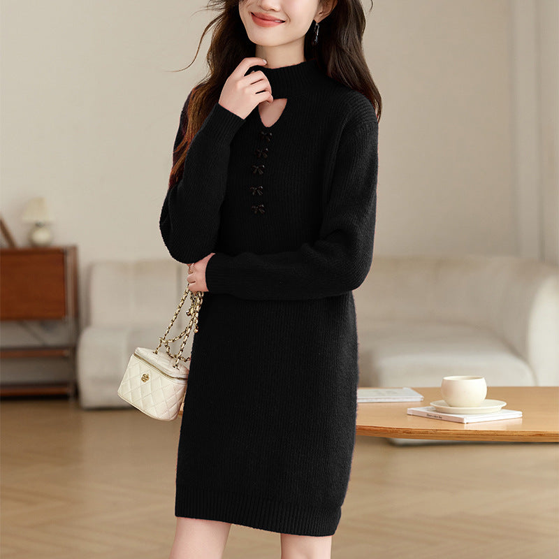 Kvinnes strikket kjole med moderne halslinje og dekorative knappedetaljer Skjora