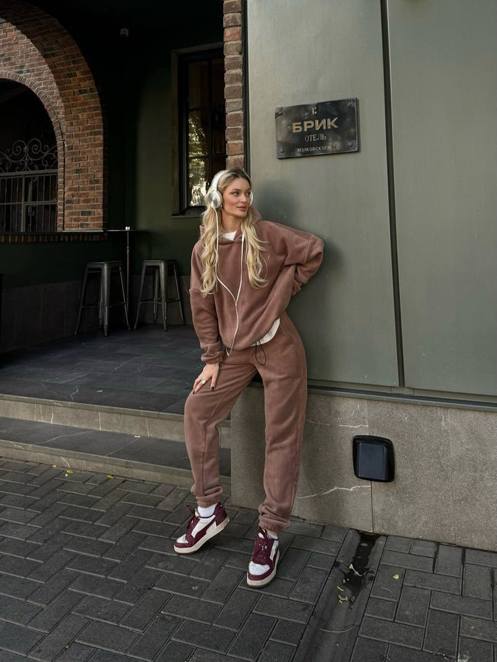 Kvinnens koselige fleece treningsdress med høye mansjetter og praktiske lommer Skjora