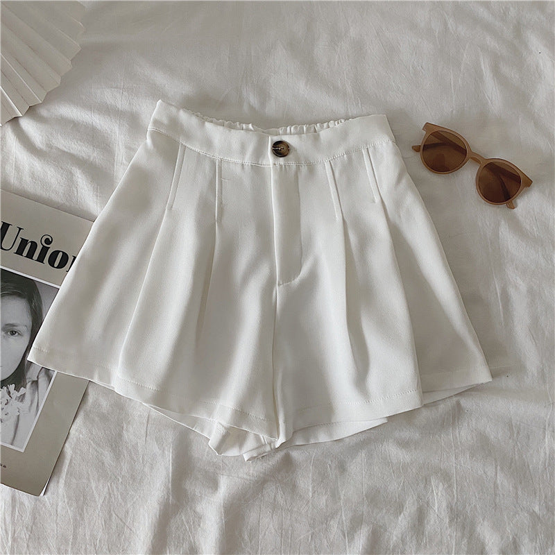 Kvinne elegante shorts med folder og knappedetalj