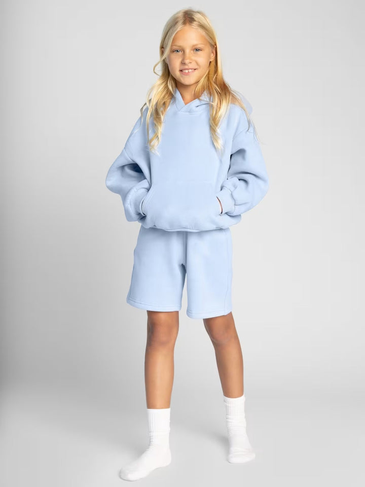 Kvinnelig sporty kortermet sett med hette og komfortable shorts Skjora