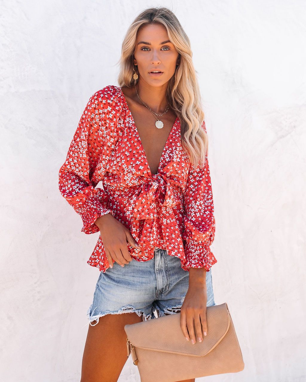 Damer bluse topp med leken blomsterdesign og elegant knute detaljer Skjora