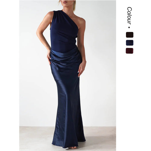Kjole til kvinner med asymmetrisk snitt og elegant draperingsdesign