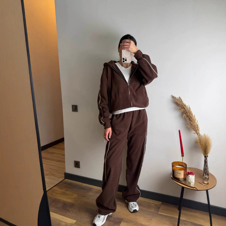 Kvinnelig sporty fleece treningsdrakt sett med glidelås og sidestrimler Skjora