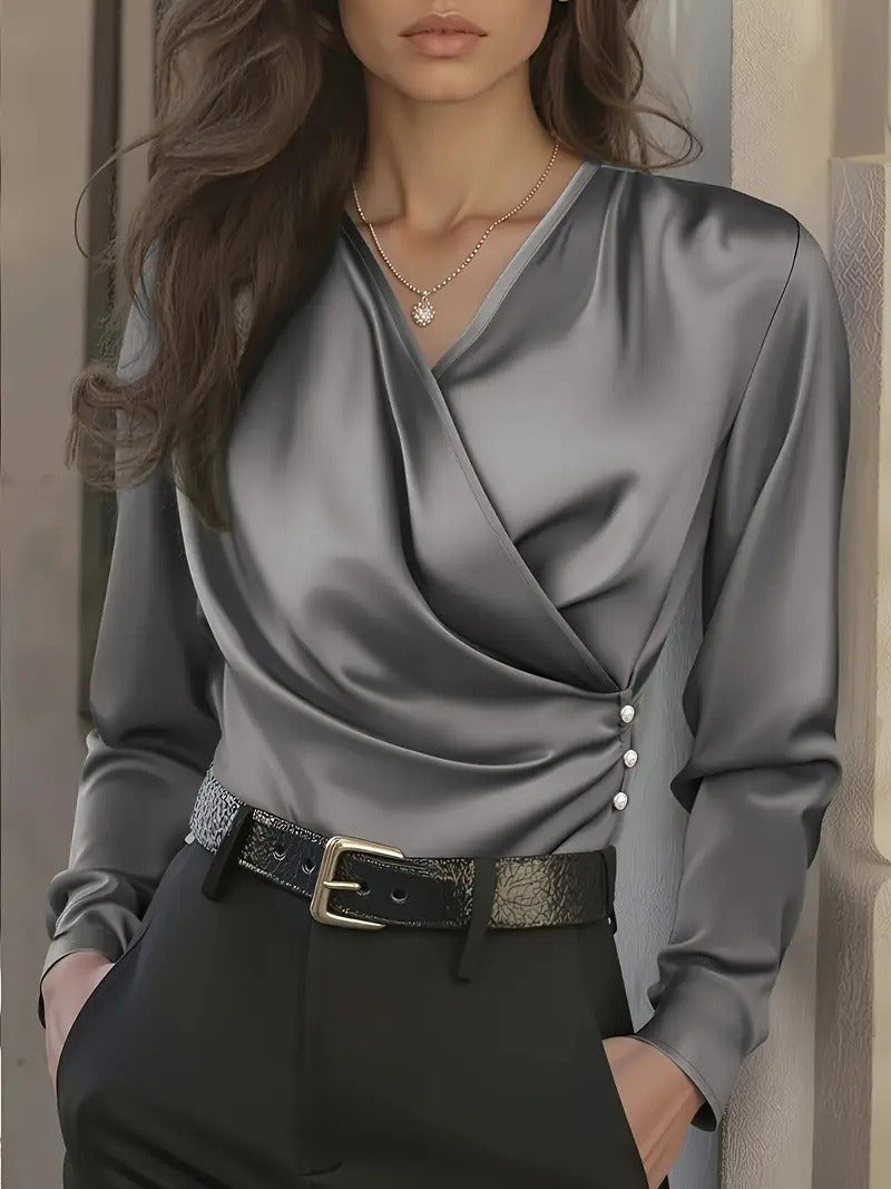 Kvinnes elegant omslagsbluse med knappedetaljer Skjora