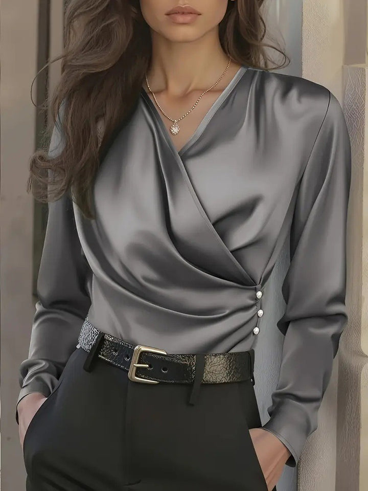 Kvinnes elegant omslagsbluse med knappedetaljer Skjora