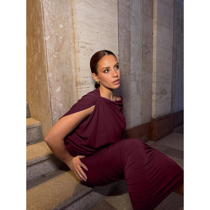 Dame Elegant aftenkjole med asymmetrisk snitt og rynkede detaljer Skjora