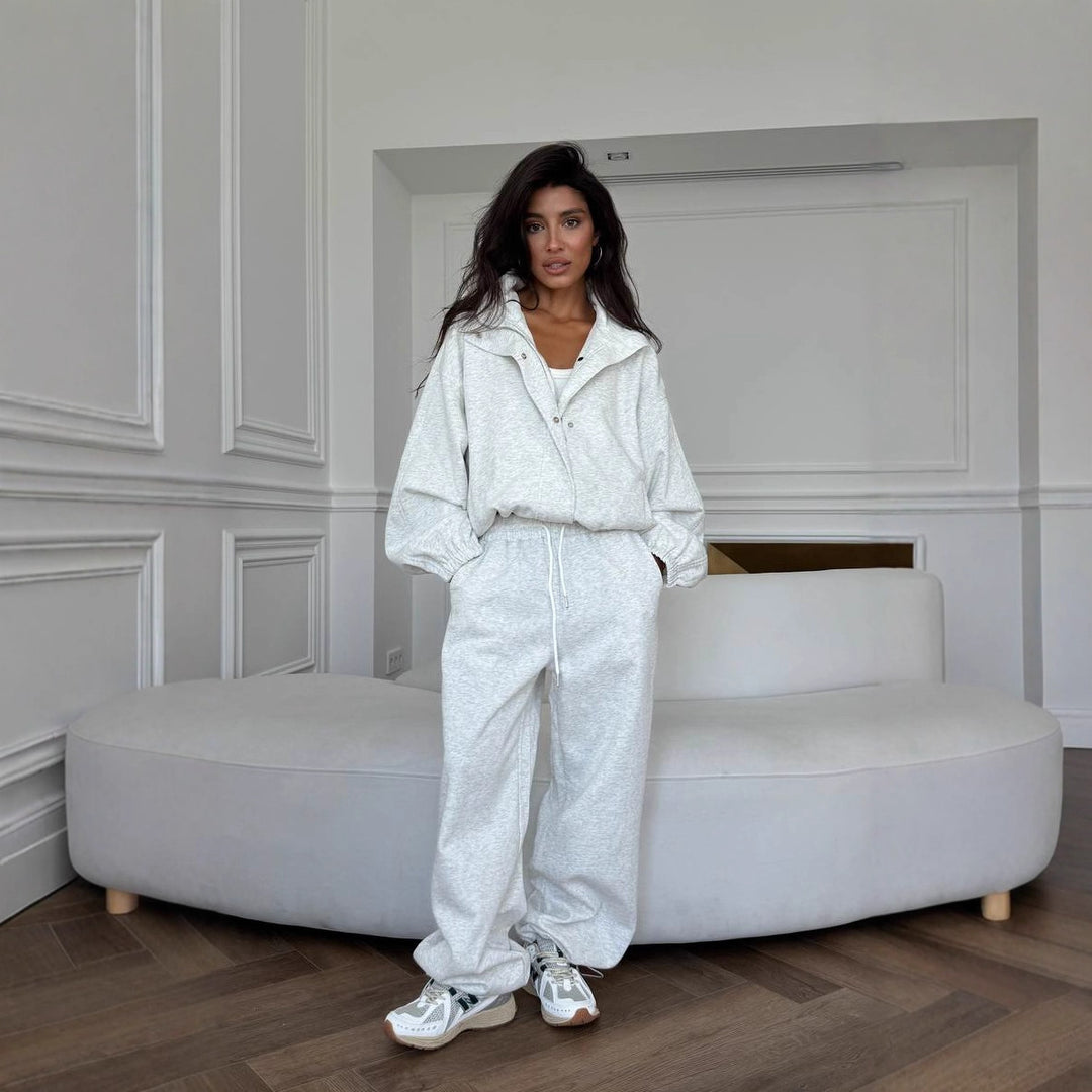 Kvinne casual to-delt sett med kort hoodie og komfortable joggebukser Skjora
