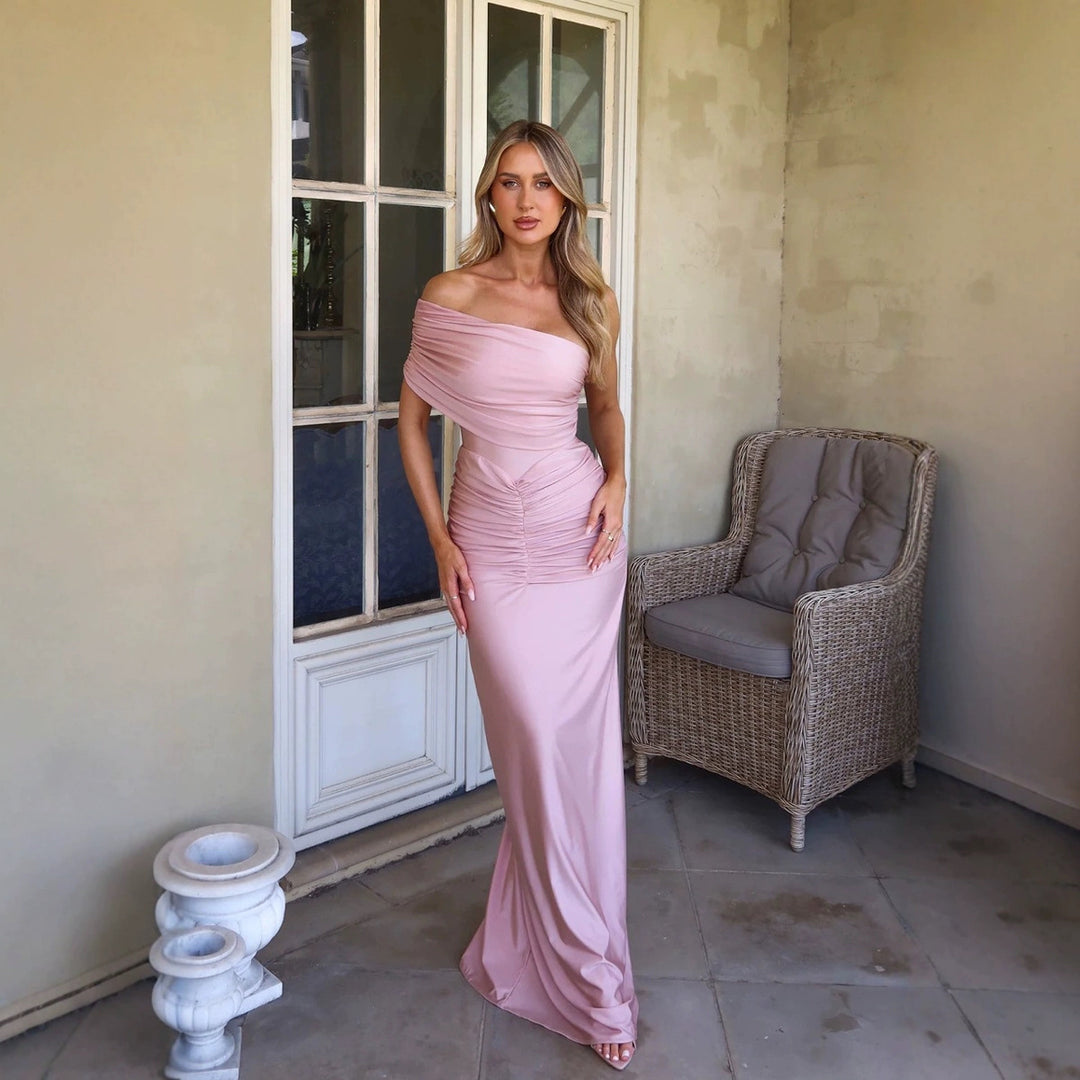 Kvinnes Elegant Kveldskjole med Asymmetrisk Design og Rynker