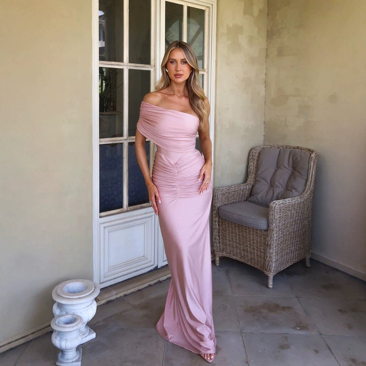 Kvinnes Elegant Kveldskjole med Asymmetrisk Design og Rynker