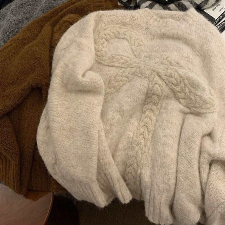 Kvinnens chunky strikkegenser med dekorativ kabeldesign Skjora