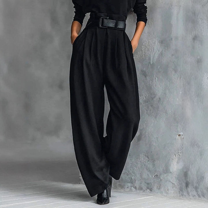 Kvinne bruks jumpsuit med høy krage og midjebelte Skjora