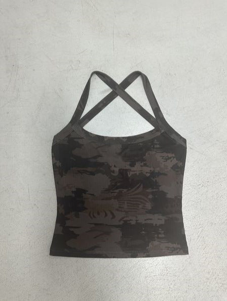 Damer sporty tanktop med X-formet rygg og kamuflasjemønster Skjora