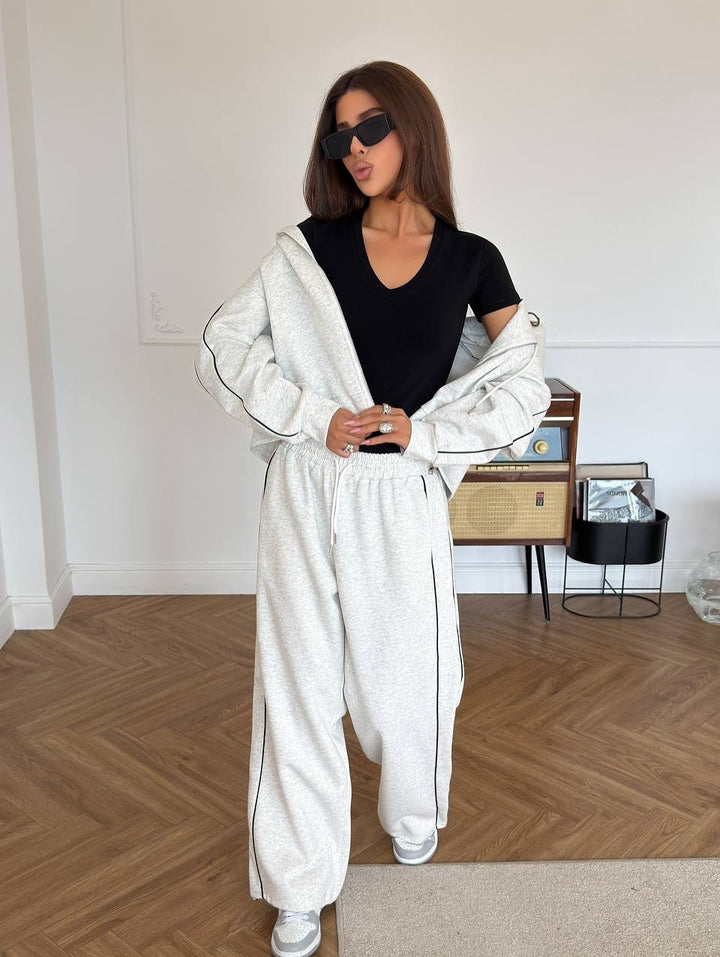 Kvinne casual treningsdrakt med cropped hettegenser og løse joggebukser Skjora