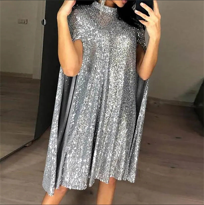 Kvinnens elegante glitrende kveldskjole med en bred skjæring og funklende utseende